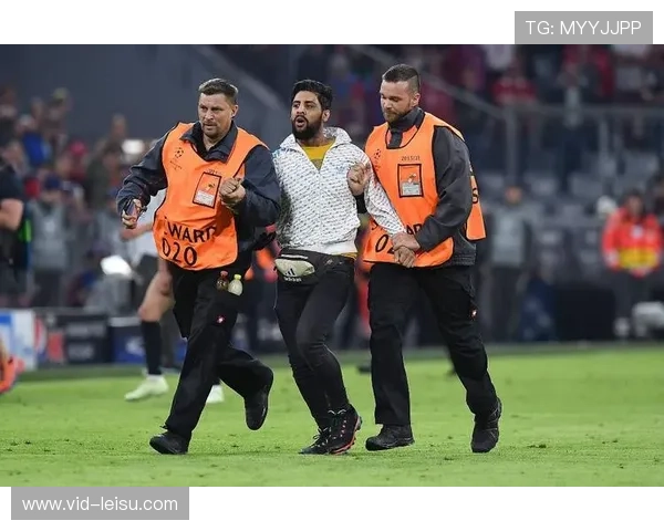 小球迷闯入赛场求合影，保安温和劝离